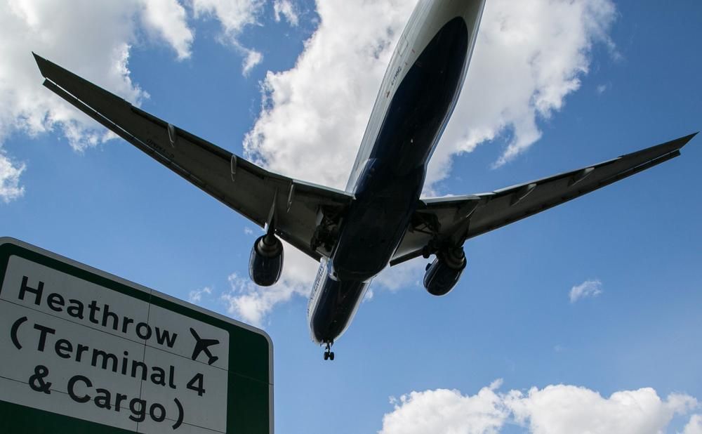 Heathrow felirat és landoló repülőgép