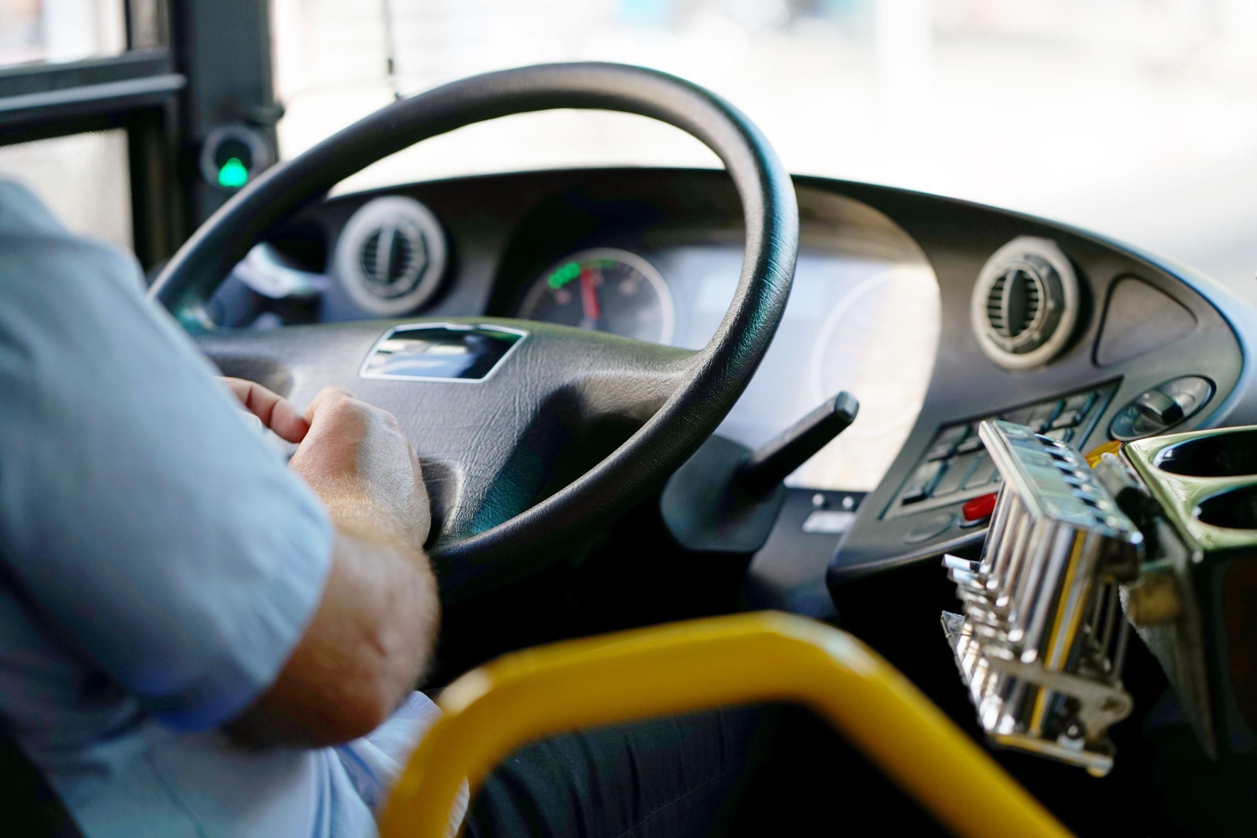Könnyítenek a buszsofőri jogsi megszerzésének szabályain