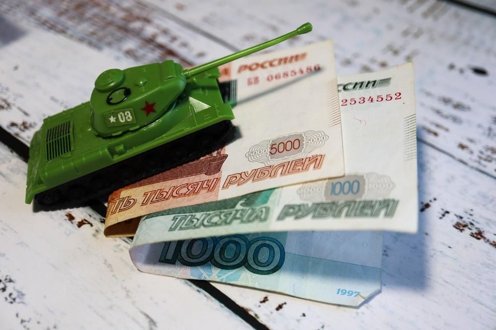 Zöld játéktank és rubel bankjegyek