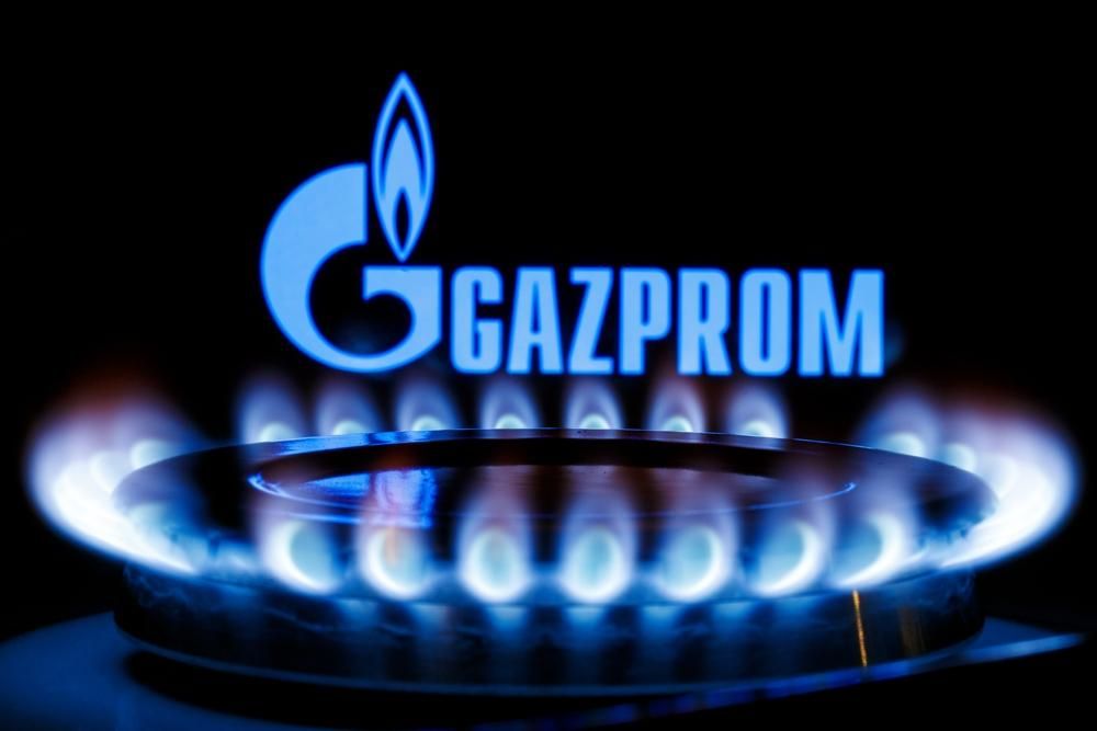 Fekete háttérrel kékes gázrózsa és Gazprom felirat