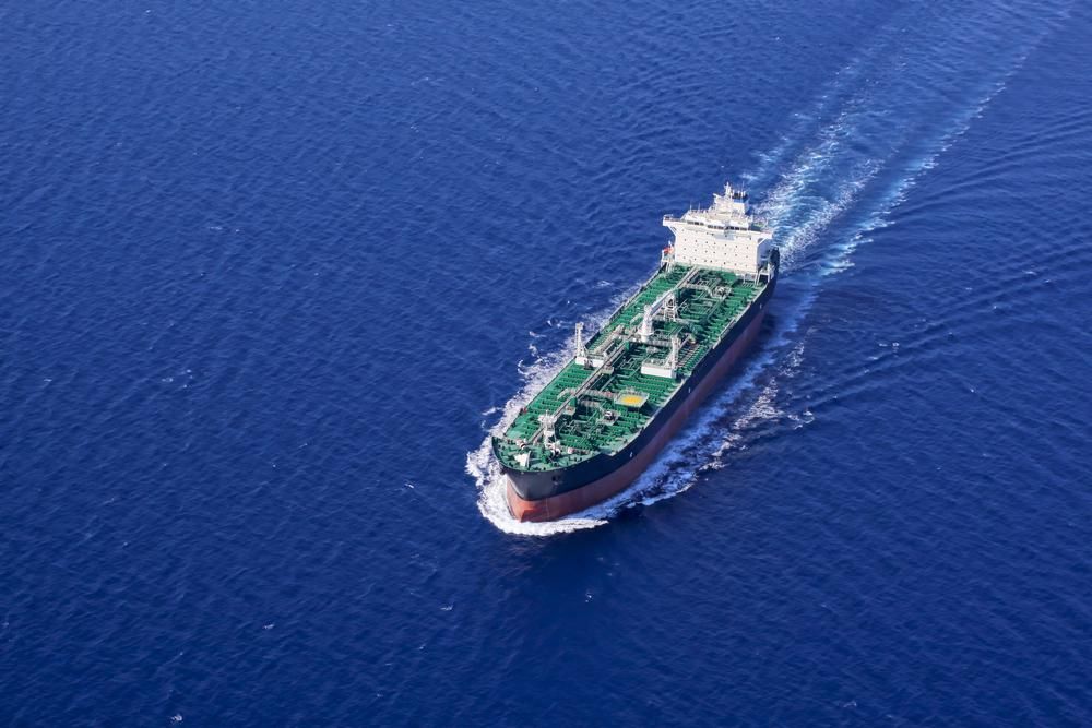 Zöld olajtanker a kék tengeren 