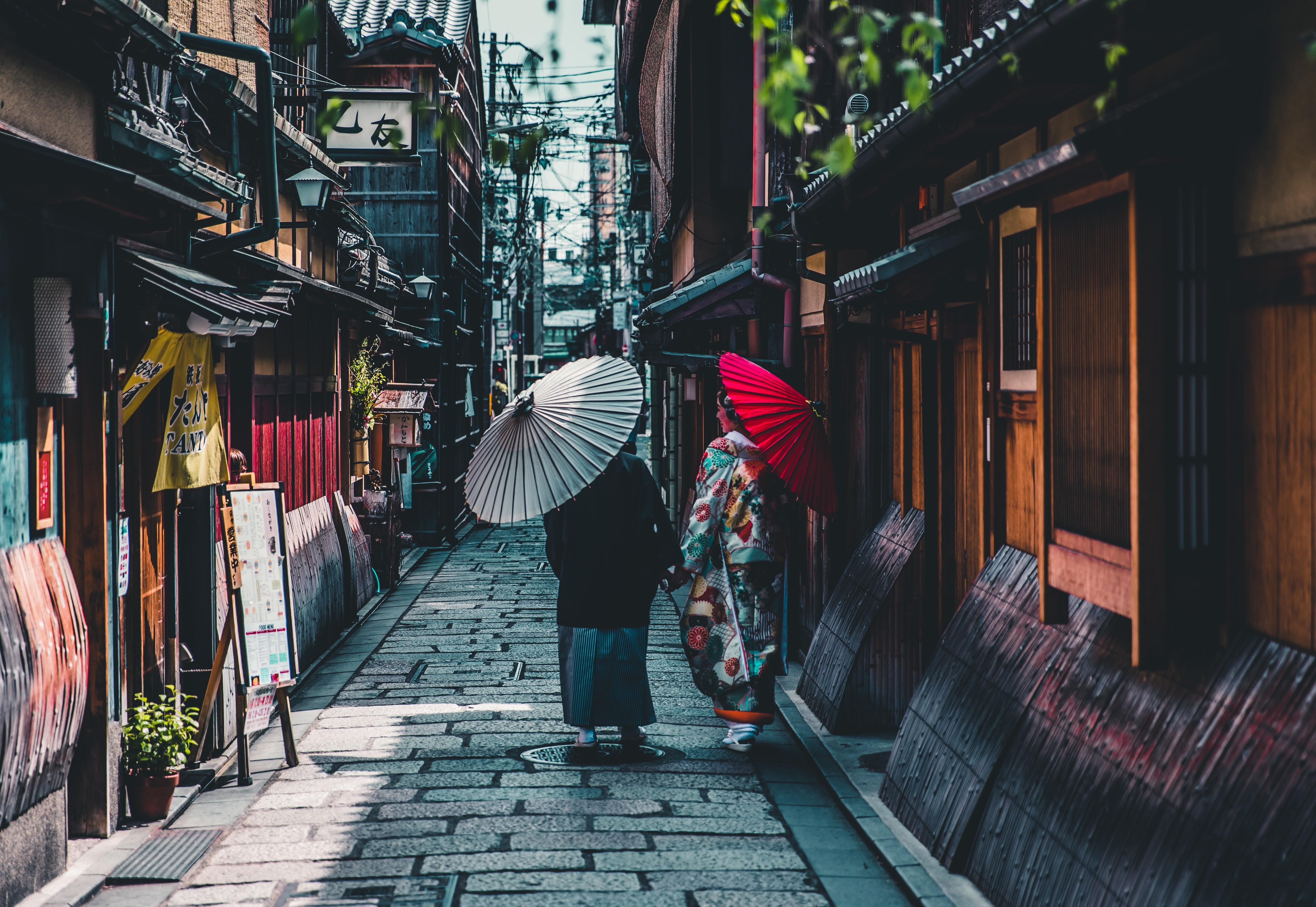 Sétáló gésák egy japán város utcáján