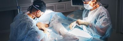 lábműtétet végző orvosok