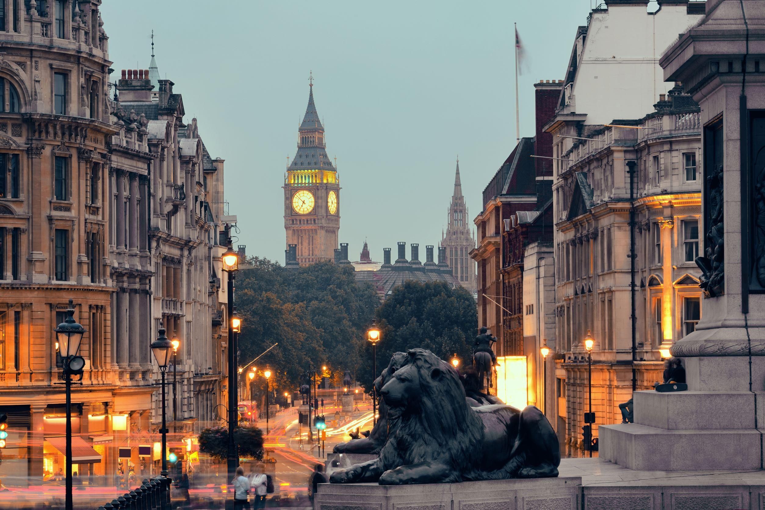 Londonban vihart kavart a brit kormány adócsökkentési csomagja