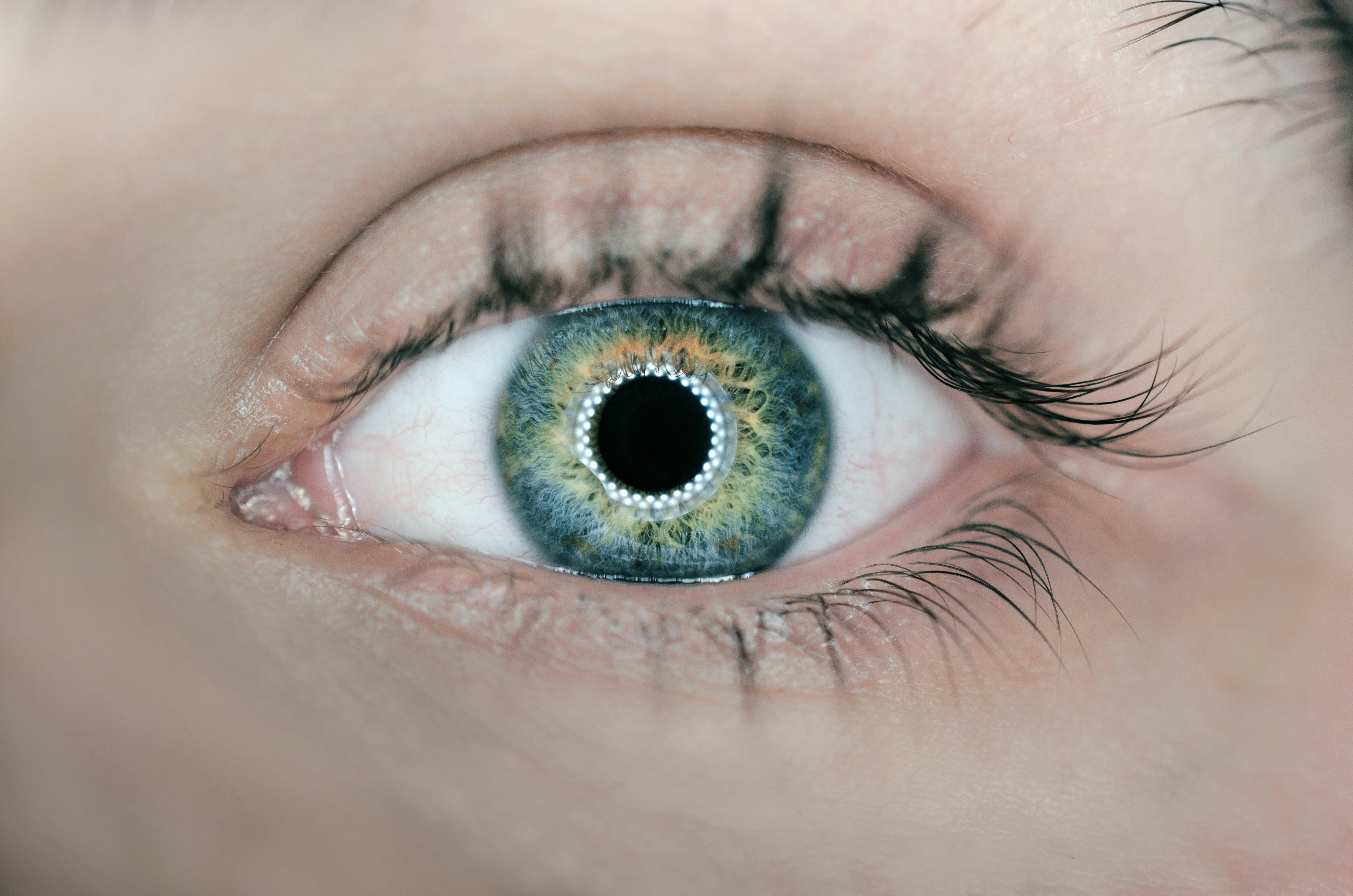 Kék színű női szem egészen közelről
