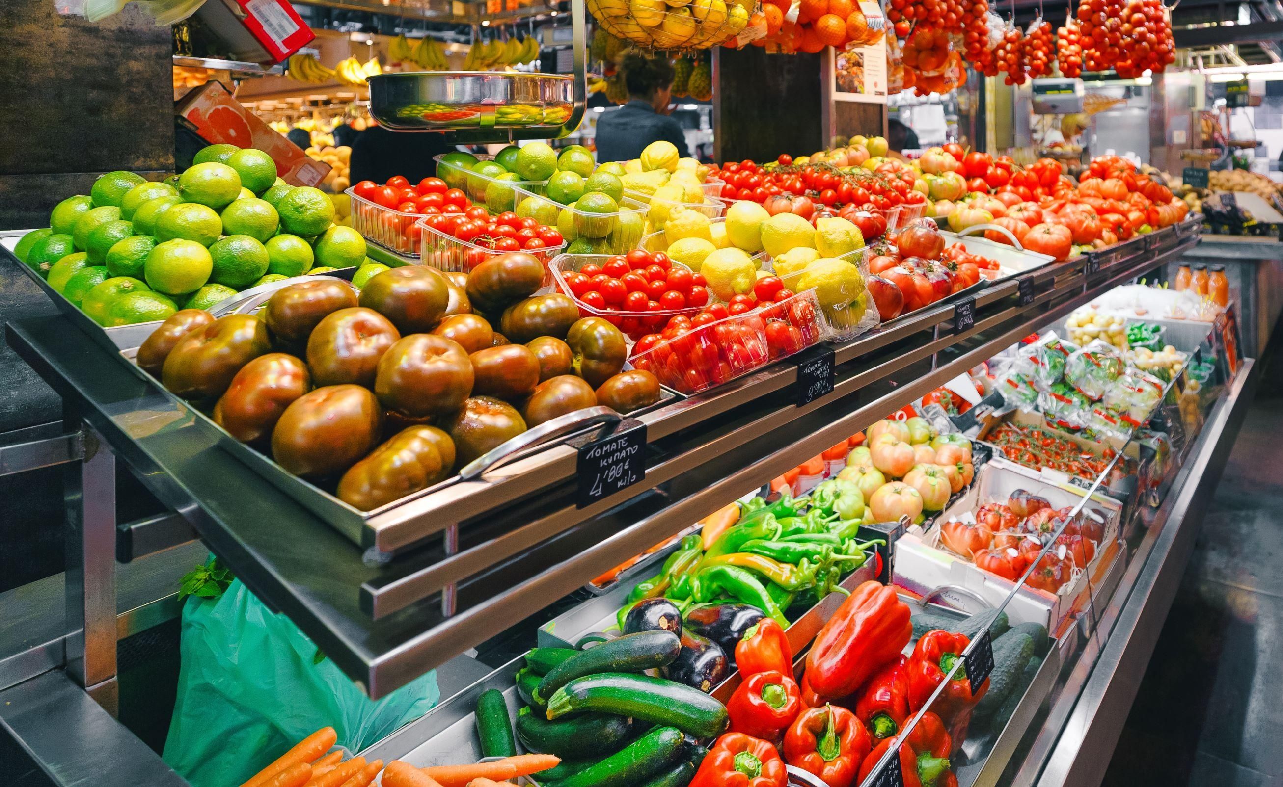 Zöldségek és gyümölcsök a piacon