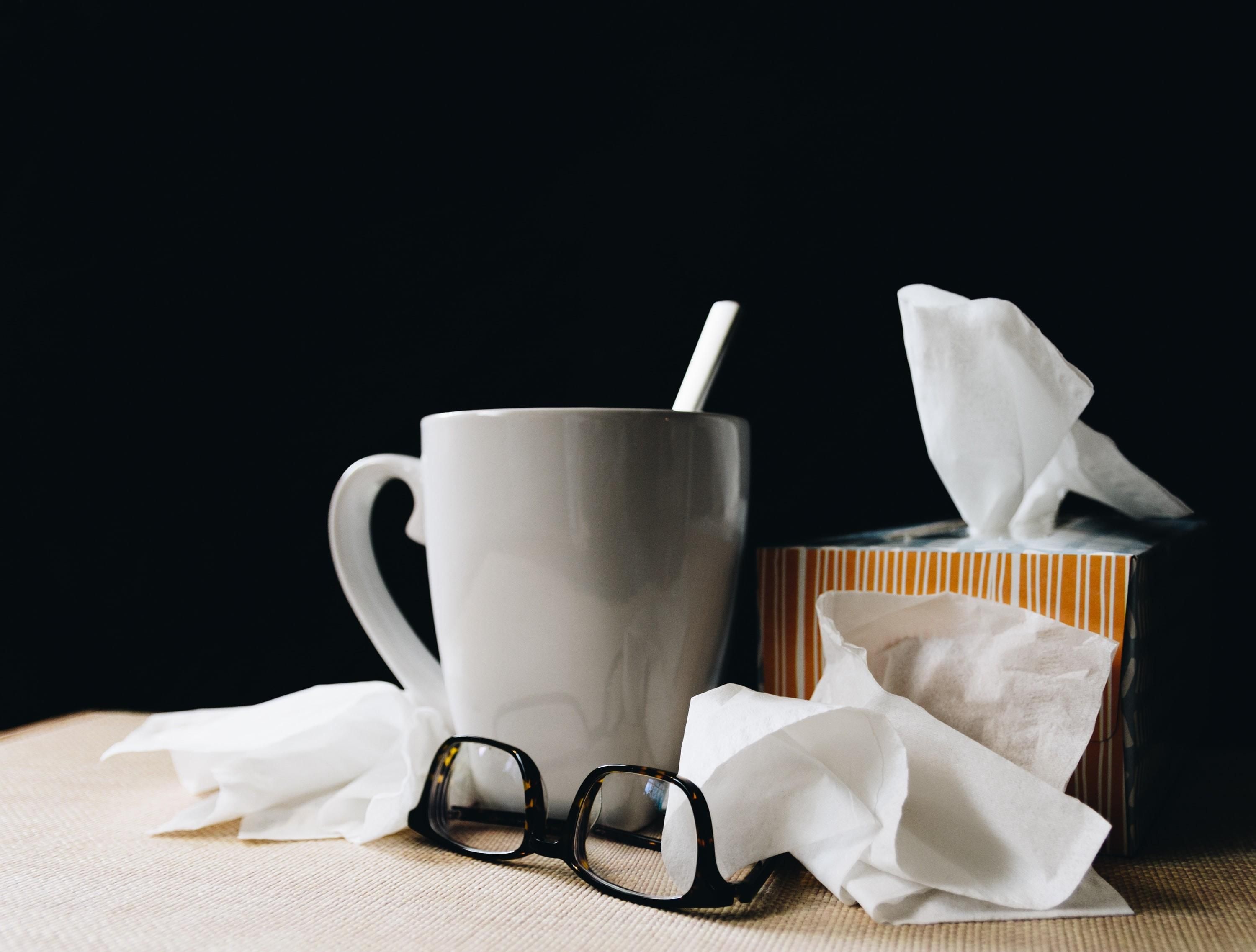Egy megfázás kellékei: forró tea és papírzsebkendő