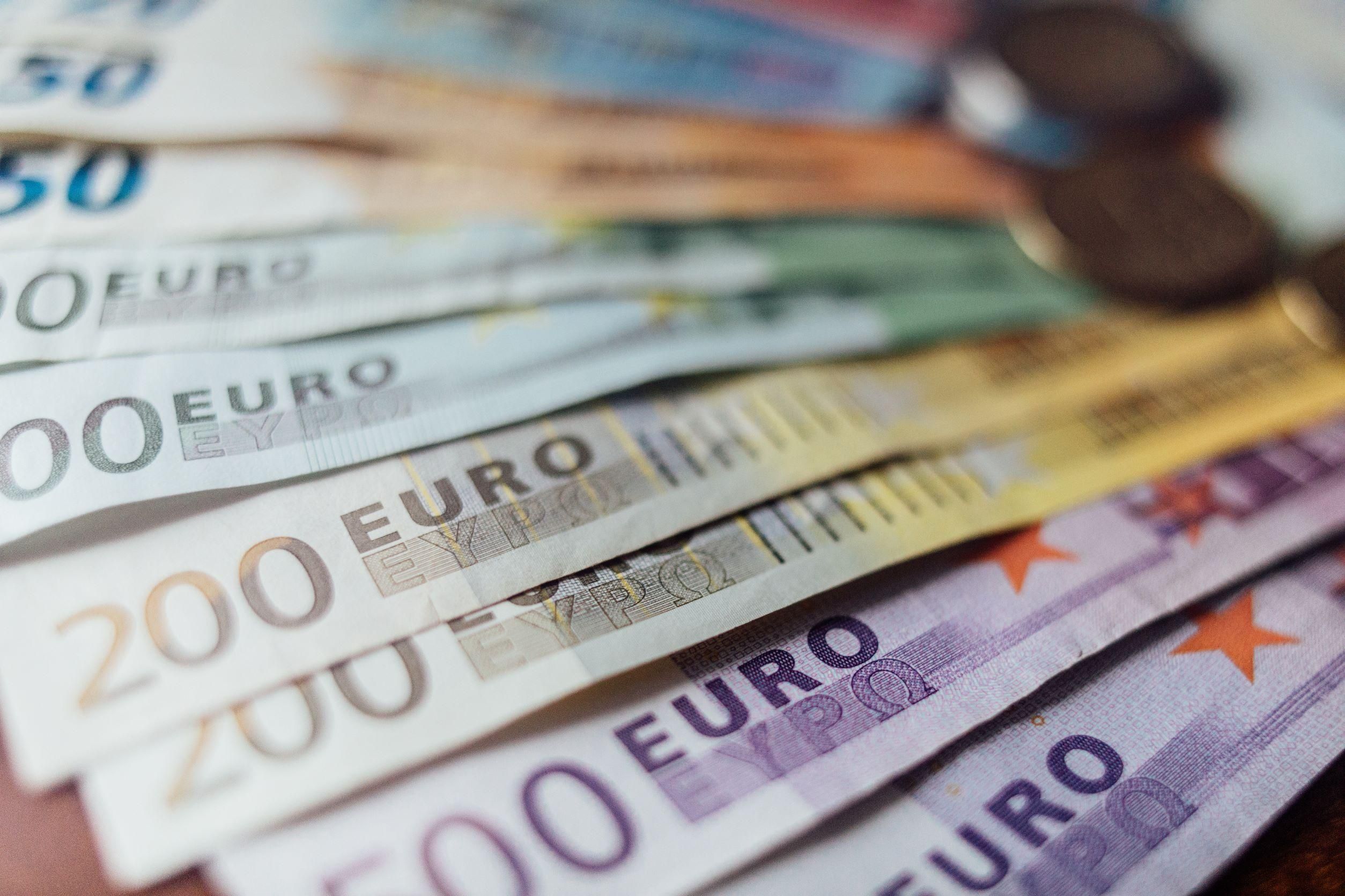 Pénzbírságot kapnak az euró bevezetésén nyerészkedők