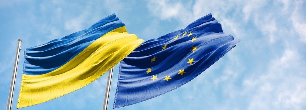 Egy ukrán és egy Eu-s zászló