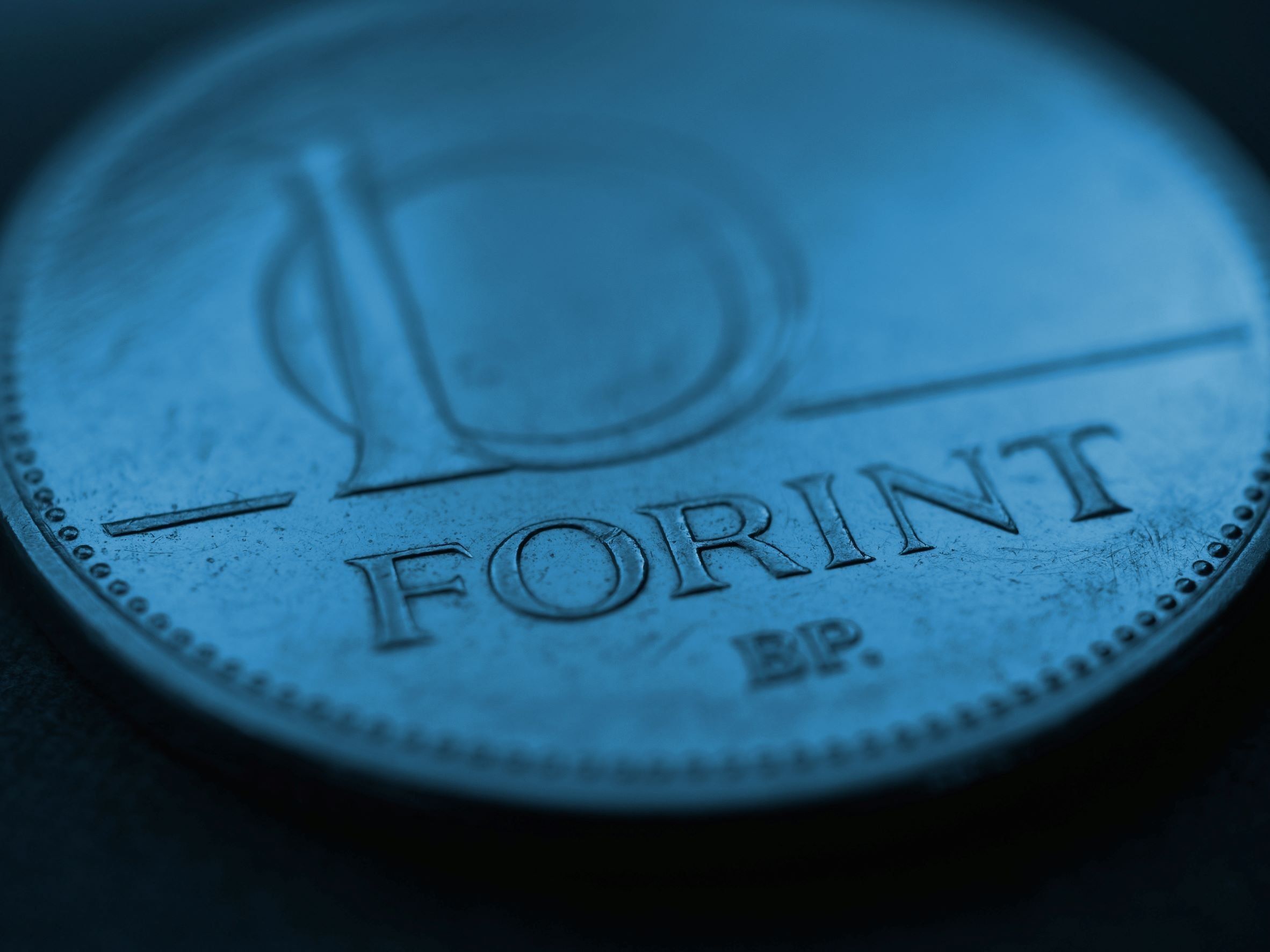Gyengült péntek reggelre a forint