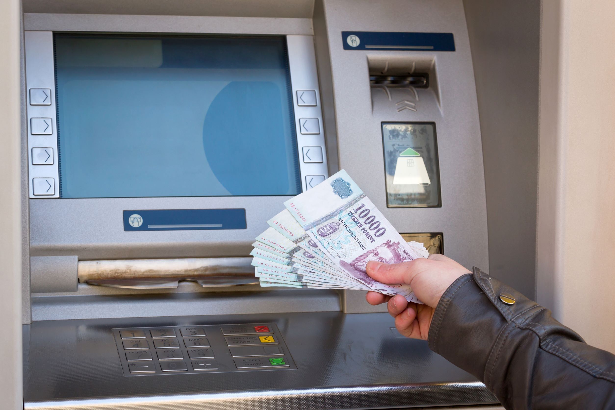 Egyrre többen használják pénzbefizetésre az arra alkalmas ATM-eket