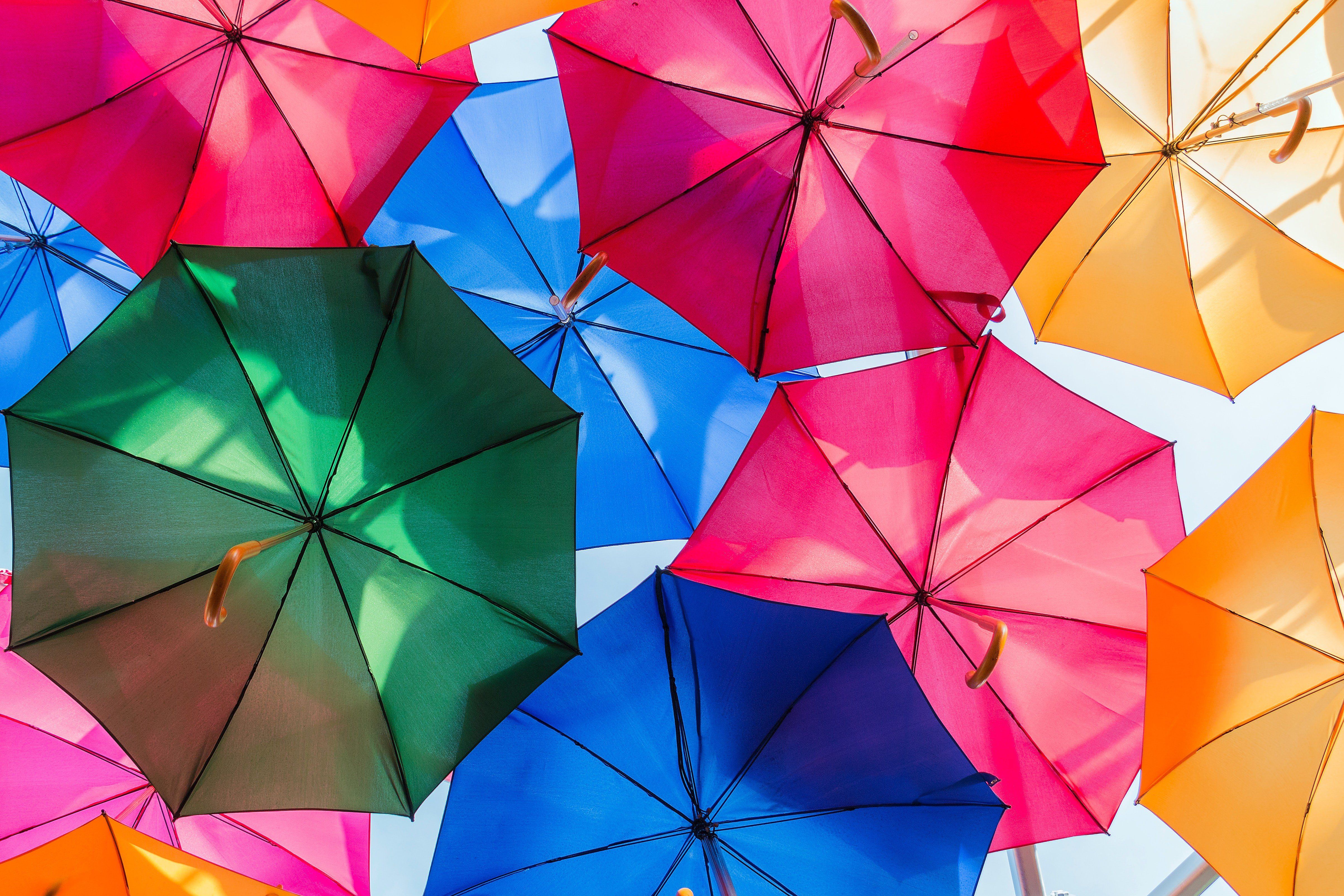 Sokféle színes esernyő alulról