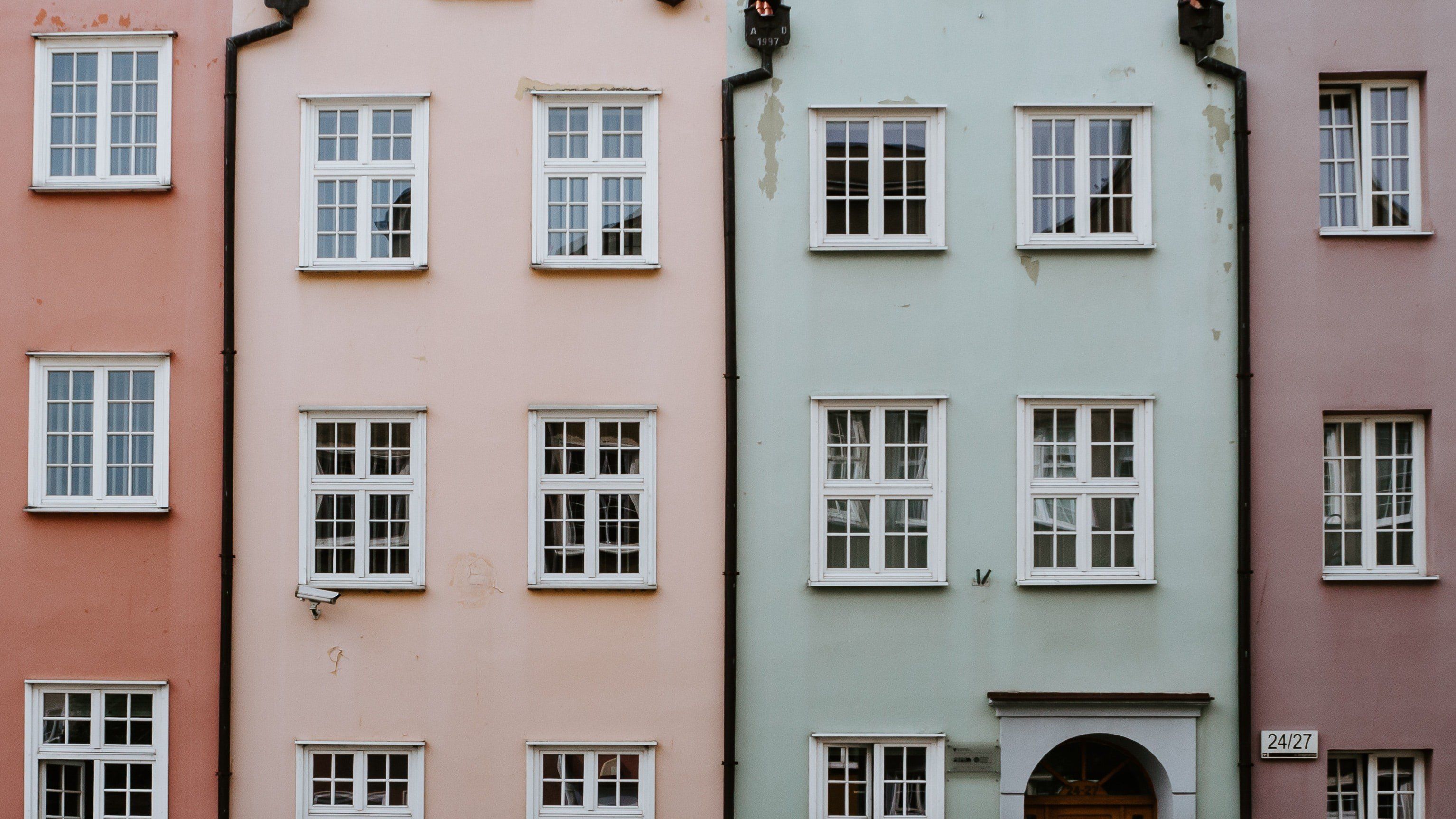 Különböző színű házak ablakai