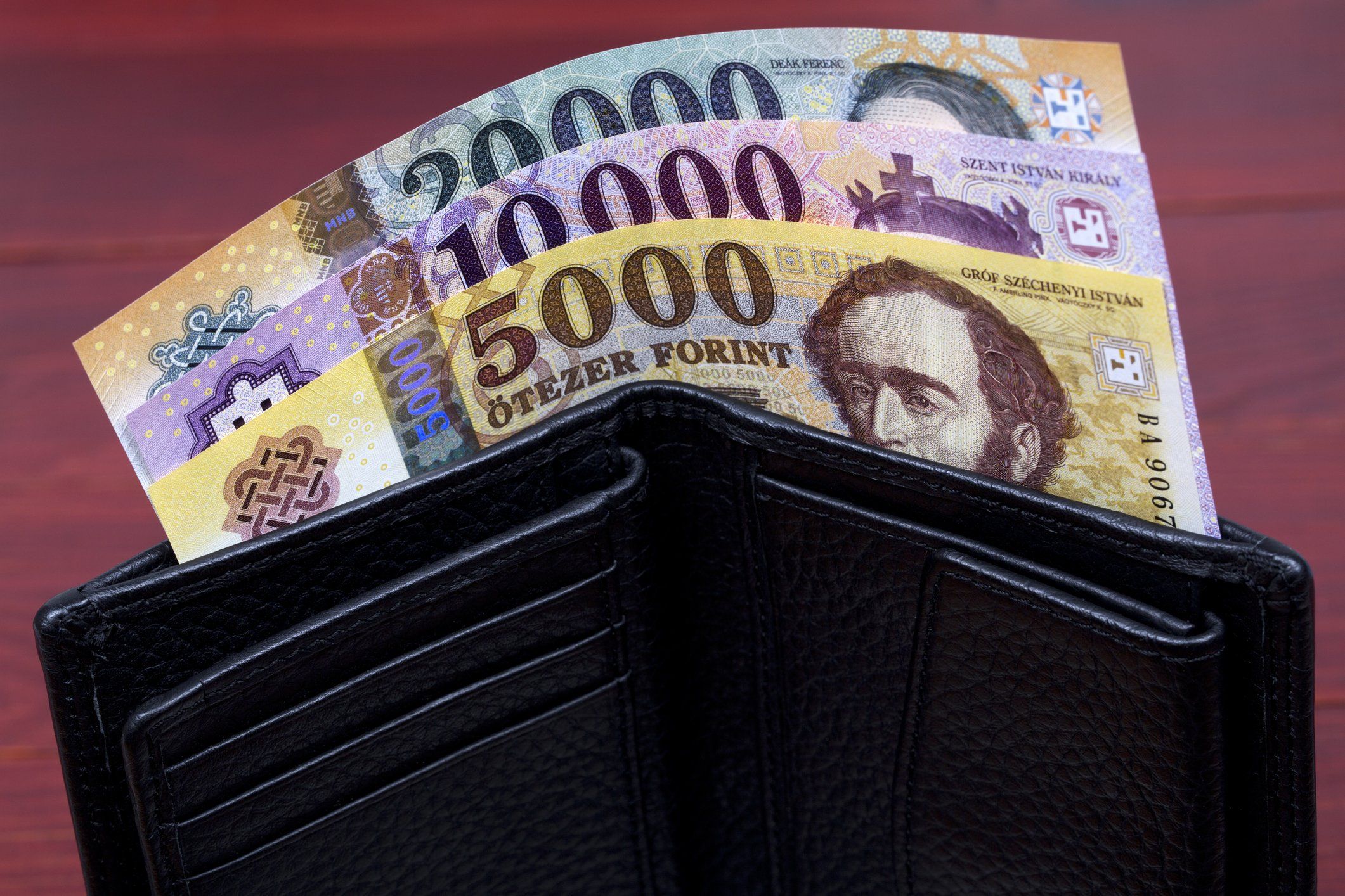 Így áll a forint hétfő reggel