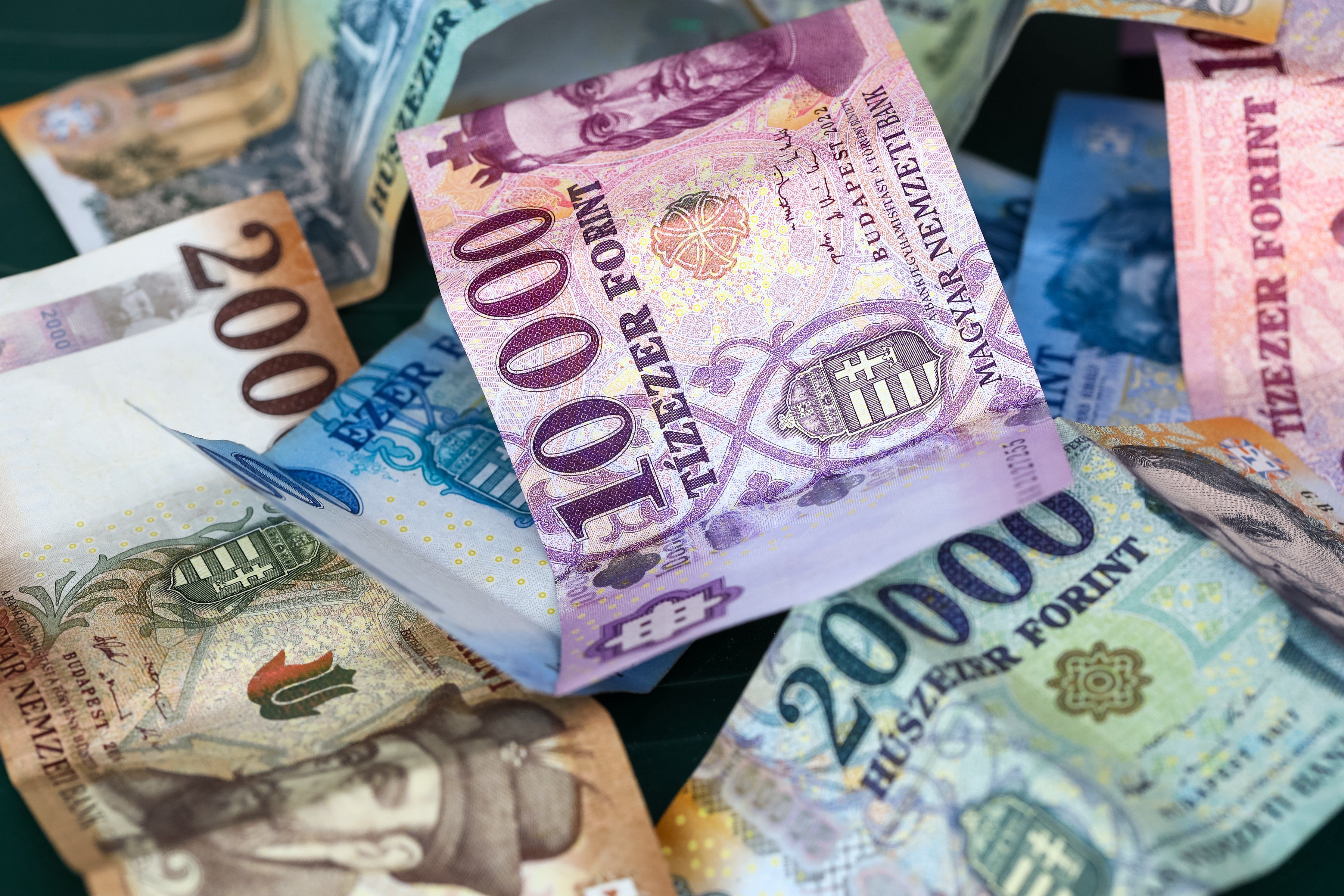 Gyengült csütörtök reggelre a forint