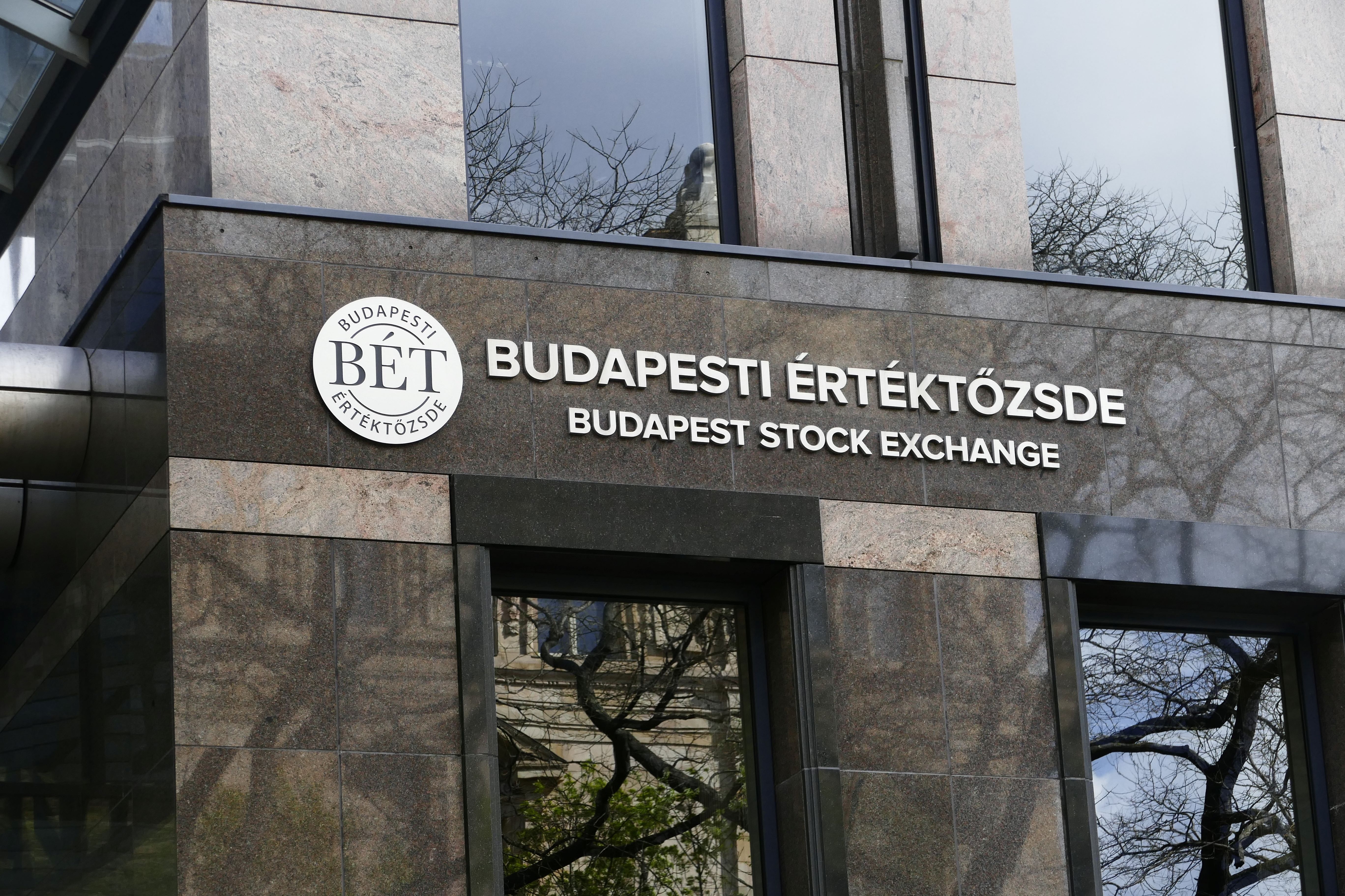 A budapesti értéktőzsde bejárata