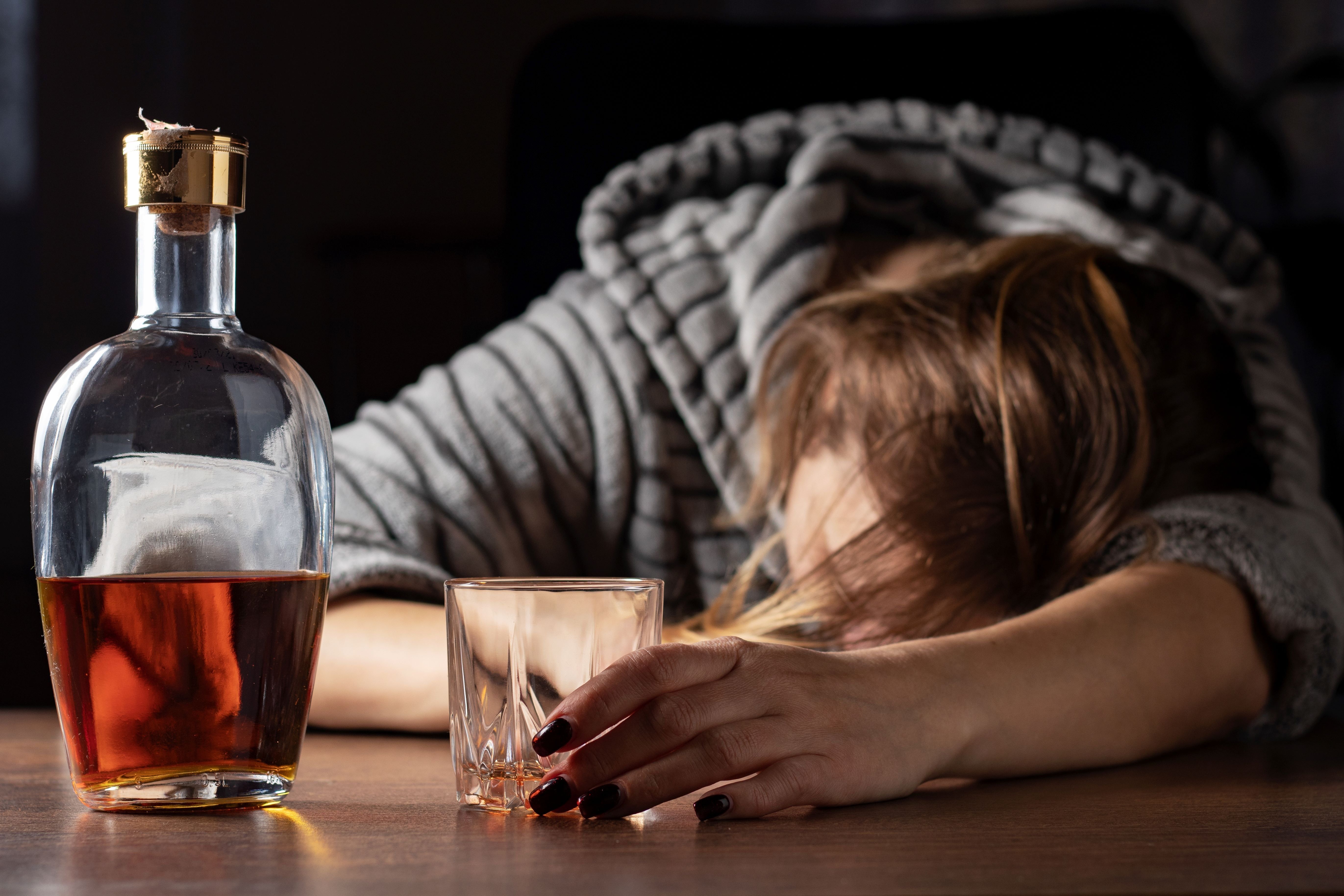 18 éven aluliakat tilos alkohollal kiszolgálni