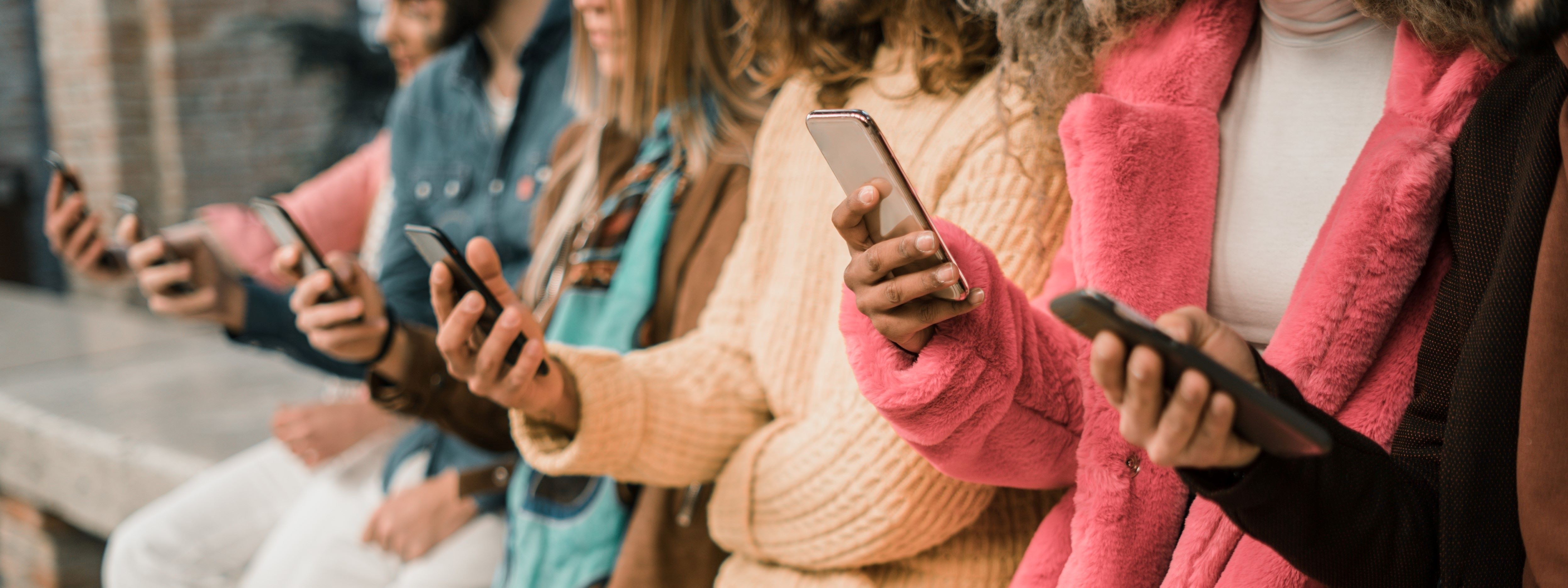 A fiatal felnőttek kétszer annyiért vásárolnak mobiltelefont, mint a középkorúak