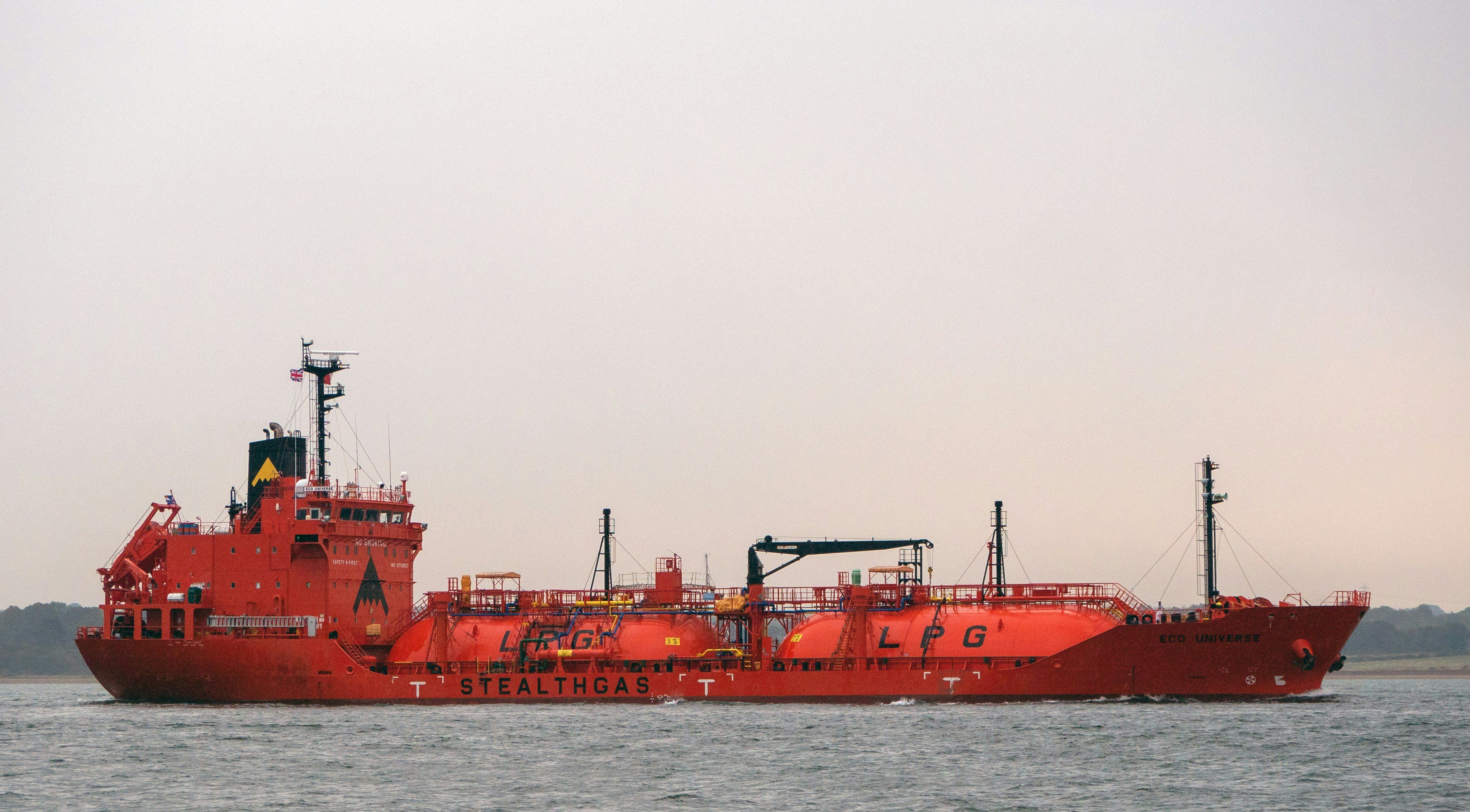 Hatalmas hajókkal szállítják a cseppfolyósított földgázt
