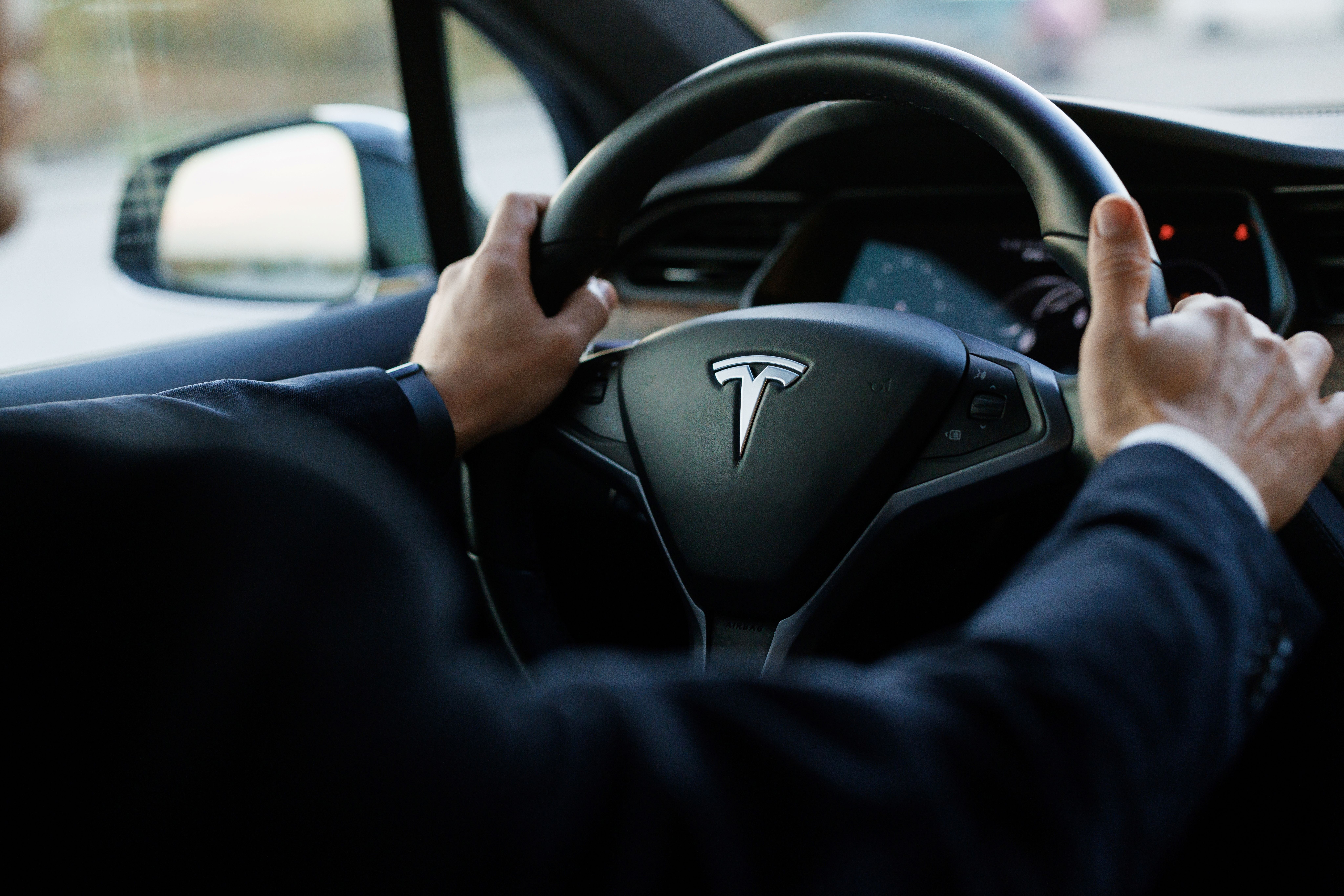 A korábbi modelleknél megfizethetőbb villanyautóval szerezne több vásárlót a Tesla