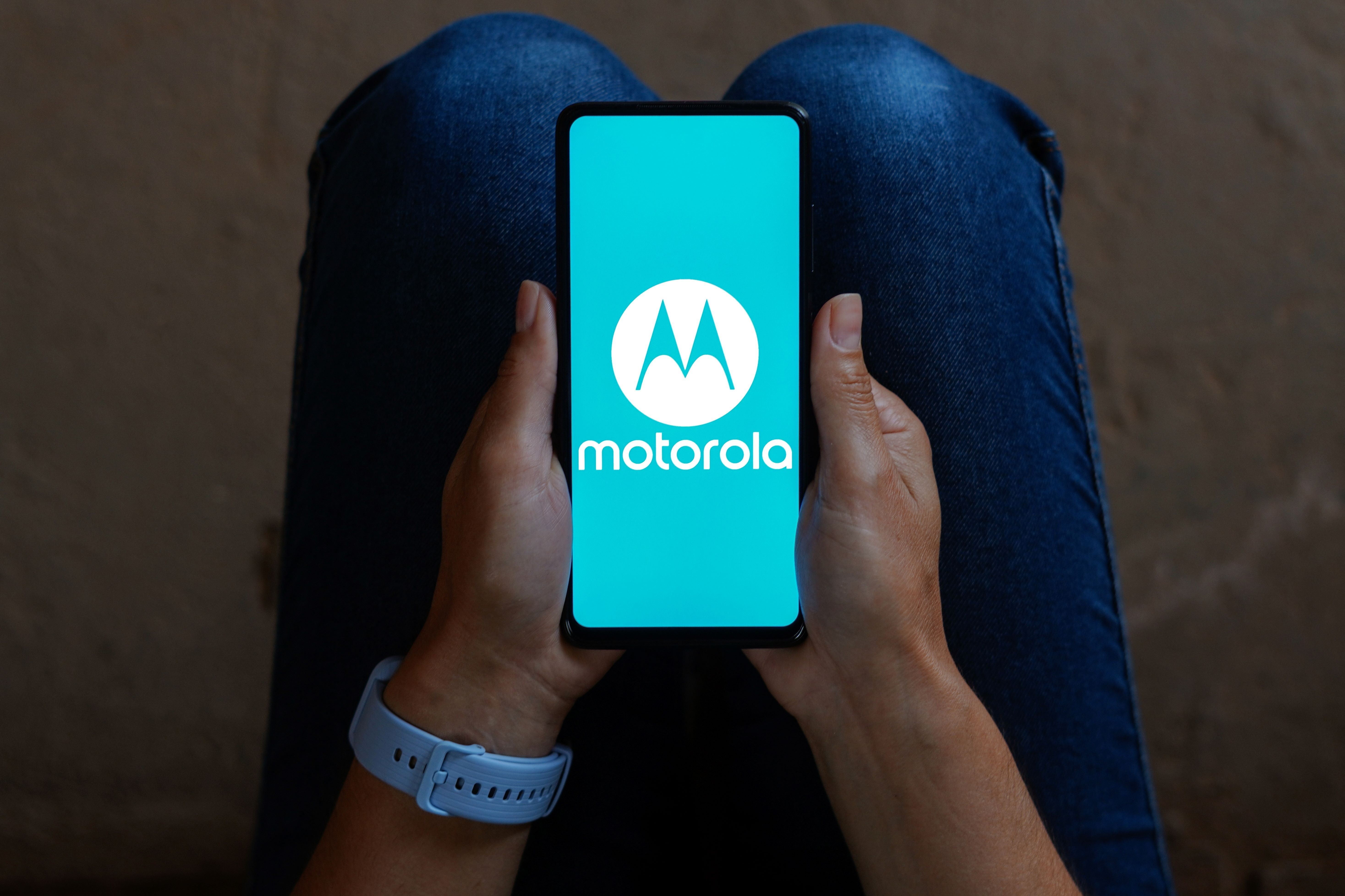 Rendkívül jó ár-érték arányú telefonnal jelentkezik itthon a Motorola