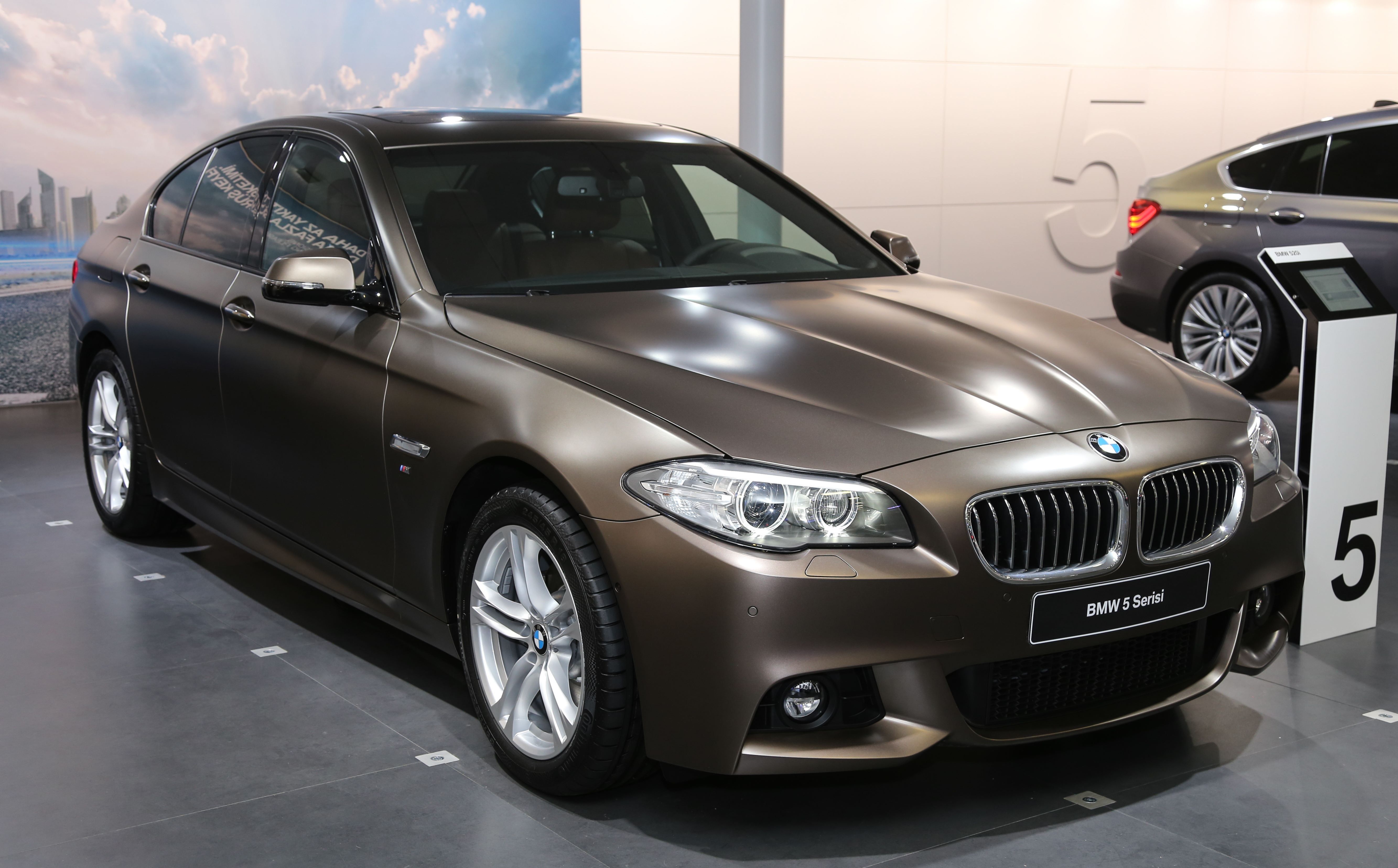 Az újdonság a már piacon lévő kétféle BMW i5 közé ékelődik be