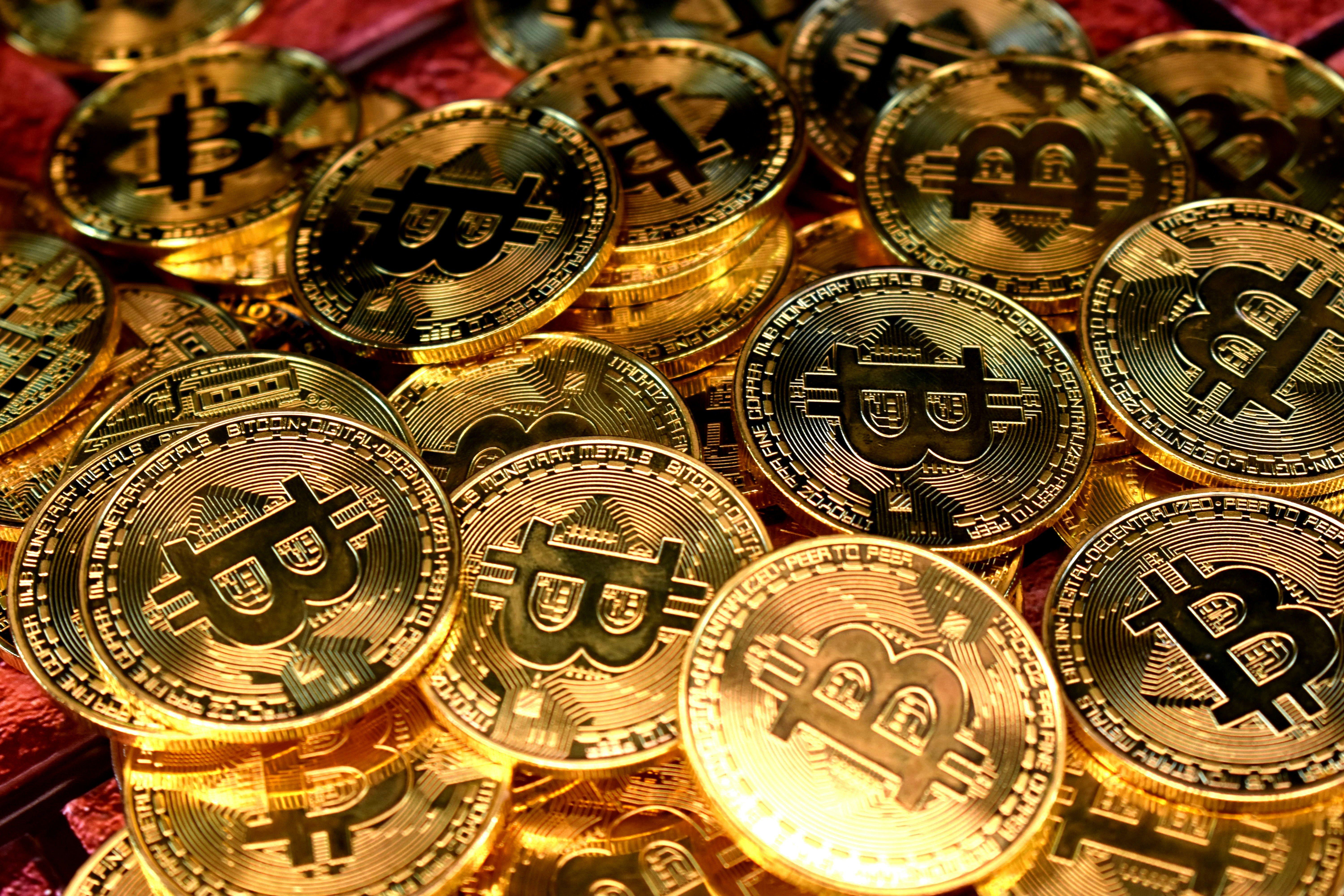 Arany színű bitcoin érmék egymásra halmozva