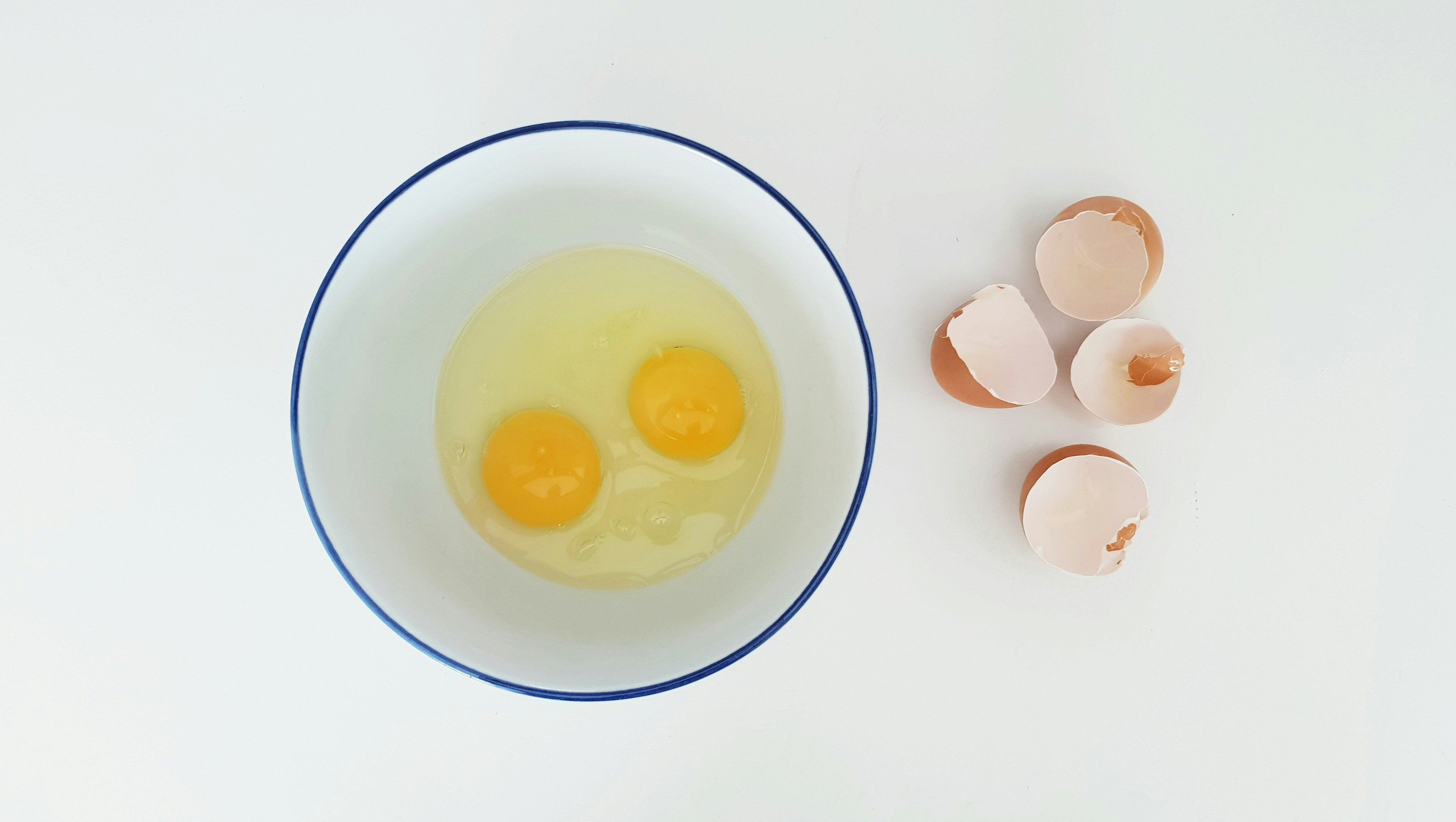 Feltört tojások egy tányérban