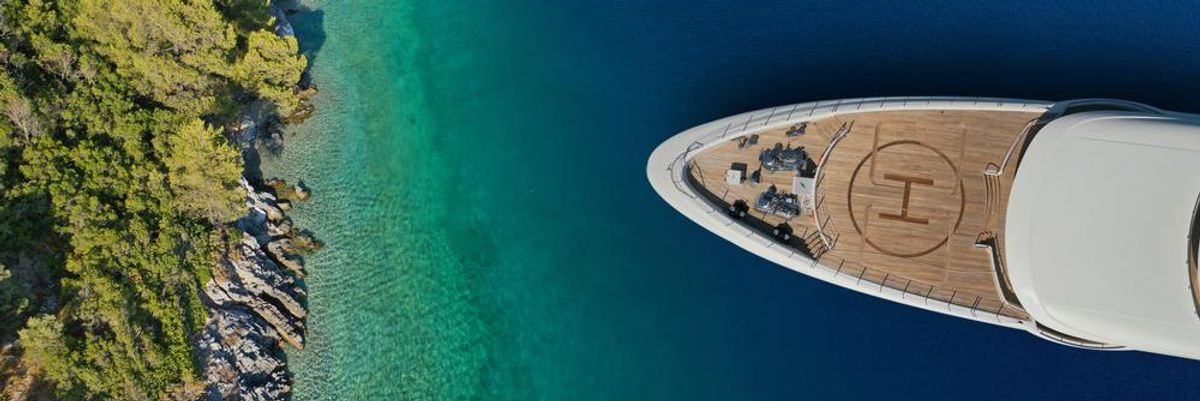 Jacht helipaddel közelít egy egzotikus szigethez