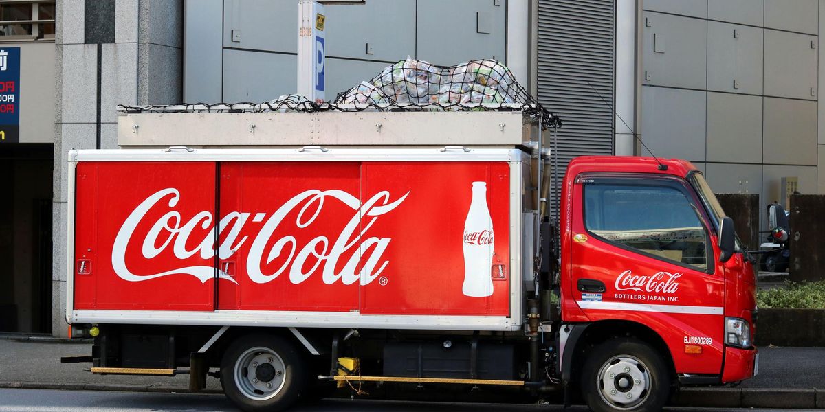 Japánban ilyen kocsik hordják szét a Coca Cola termékeit