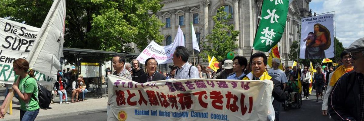 Japánok tüntetnek Berlinben az atomenergia ellen