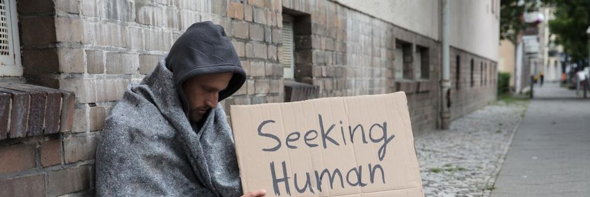 Kapucnis, hajléktalan ember egy pokrócban emberi jóságot keres, amit a Hope of the Valley Rescue Mission megad neki 