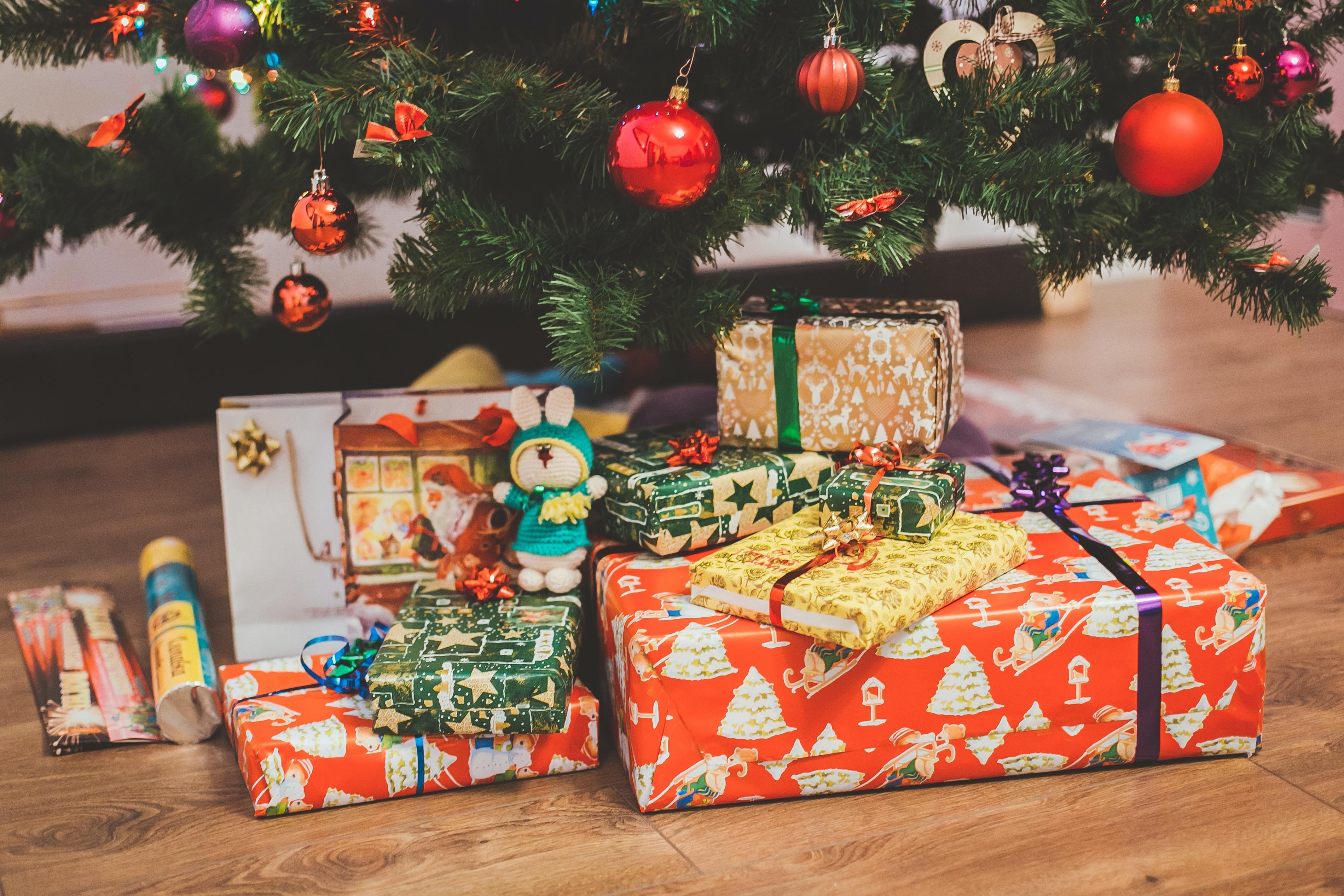 Karácsonyfa alatt ajándékok