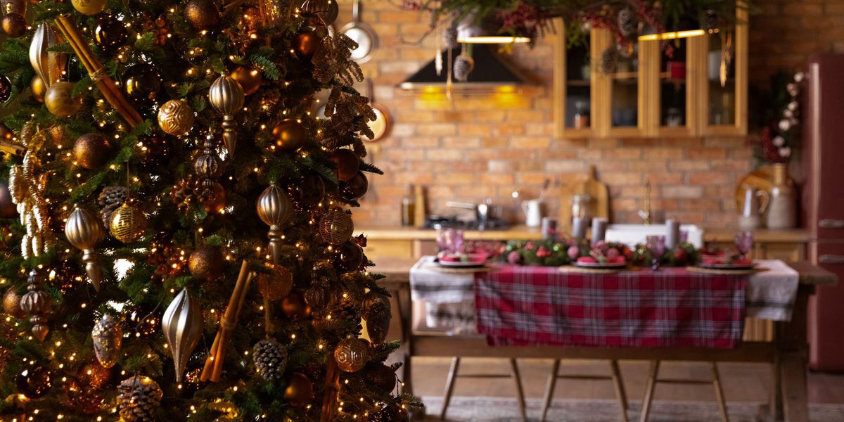Karácsonyfa és terített ünnepi asztal egy családi otthonban