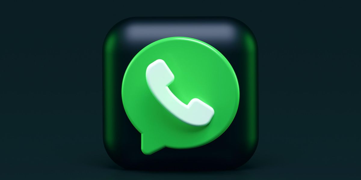 Kék és fehér WhatsApp logó sötét környezetben