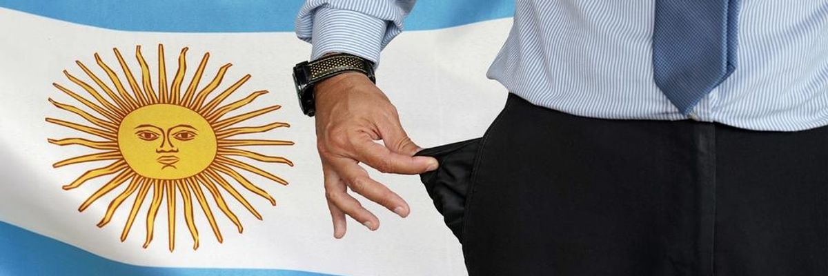 Kék-fehér argentin zászló előtt nyakkendős férfinak üres a zsebe