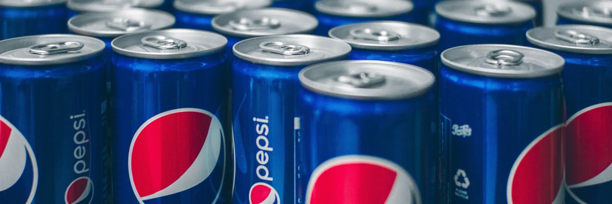 Kék színű Pepsi üdítős dobozok sorakoznak a Pepsi logójával