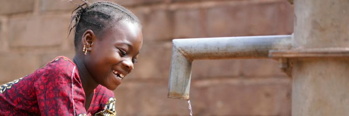 Kenyai kislány tiszta vízzel mossa a kezét, amelyet a Bill Gates által támogatott startup hidropanelei állítottak elő