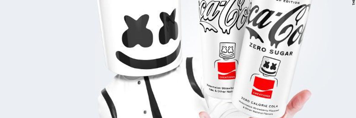 Két fehér dobozos Coca-Cola egy legófigura kezében