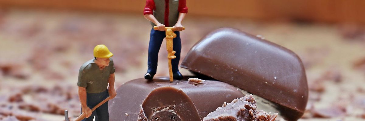 Két figura csokoládét kalapál és ütvefúrózik