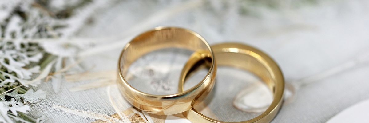 Két karikagyűrű egy díszített asztalon