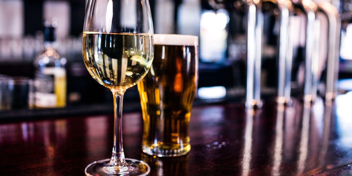 Két klasszikus alkoholos ital: bor és sör a bárpulton