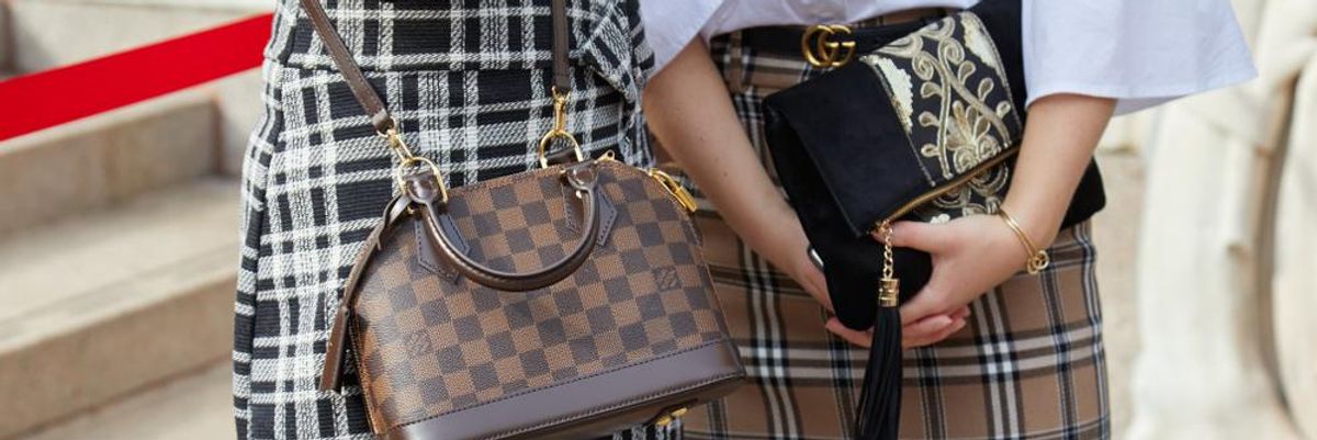 Két lány Louis Vuitton táskával és LV szoknyában