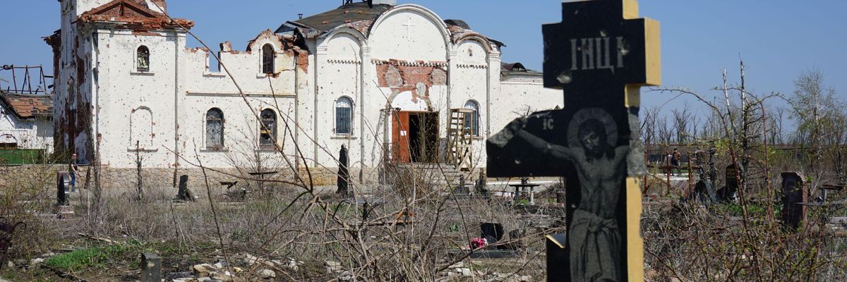 Kifosztott, szétlőtt templom és temető az ukrajnai háborúban