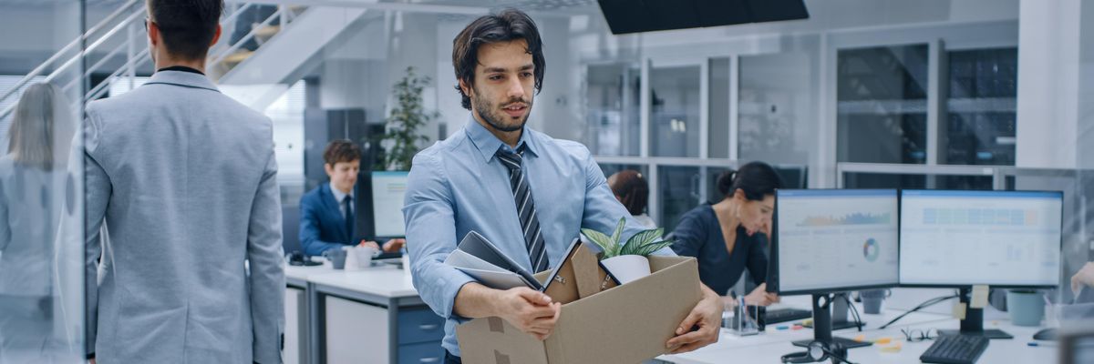 kirúgott dolgozó elhagyja az irodát egy dobozban a személyes dolgaival
