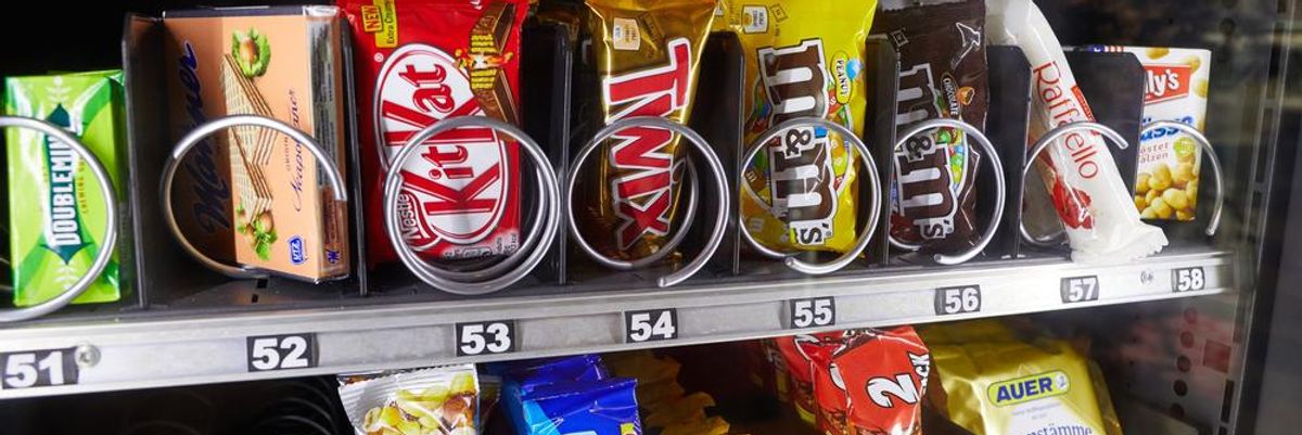 KitKat, Twix, Oreo és egyéb márkájú csokik egy automatában, New Yorkban megjelent az első QR-kódos NFT automata