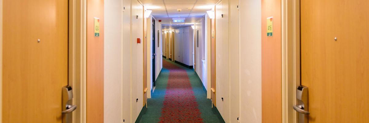 Kiürültek a hazai szállodák, üresek a máskor  vendégekkel teli folyosók