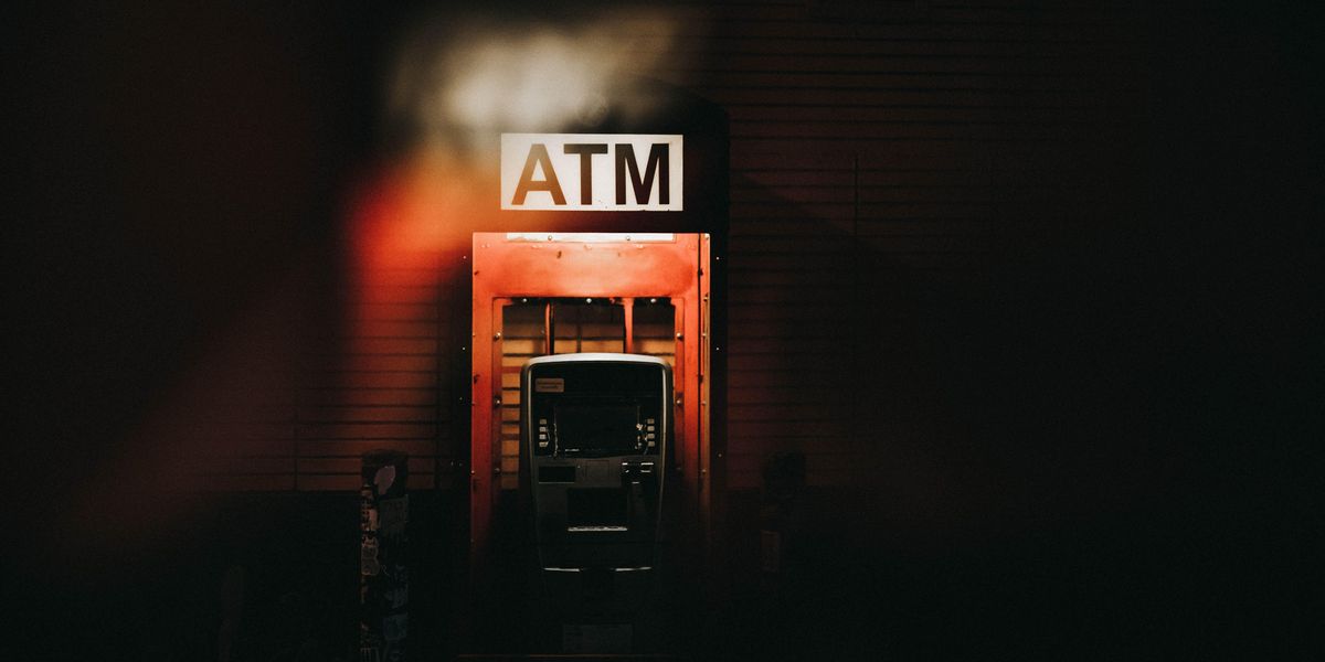 Kivilágított ATM sötétben