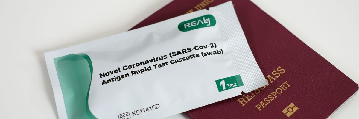 Koronavírus gyorsteszt egy útlevélen