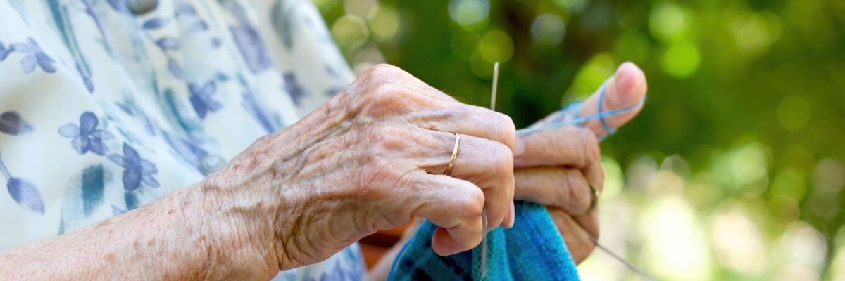 Kötögető nyugdíjas, összegubancolta a járvány a szálakat a nyugdíjrendszerben